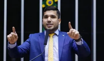 Justiça proíbe André Fernandes de repetir despejo de lixo em prédio público de Fortaleza